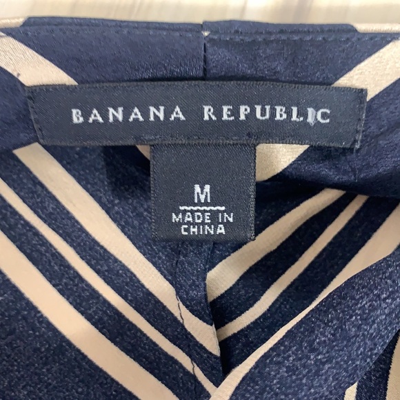 🌟5/$25 Banana Republic Silk Halter Neck Blouse - Navy Blue/Gold Chevron, Sz Med - Picture 9 of 11